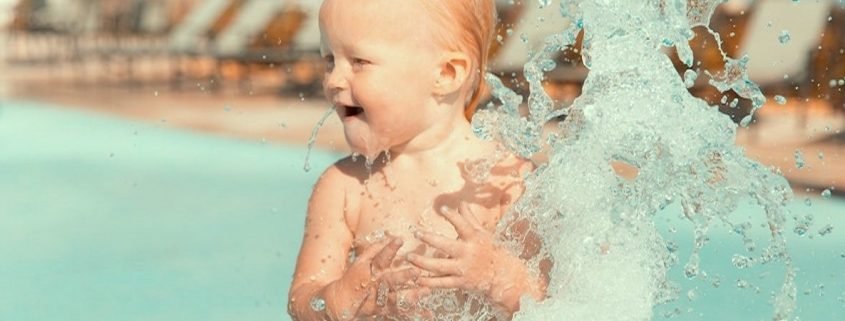 Can head lice really spread to this little boy in a swimming pool?
